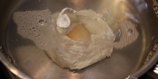 Рецепт брускетты с фасолью, рикоттой, шпинатом и яйцом-пашот