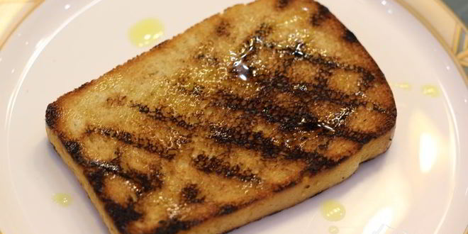 Рецепт брускетты с фасолью, рикоттой, шпинатом и яйцом-пашот