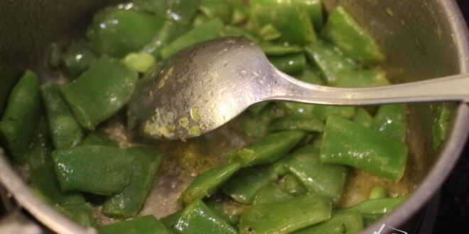 Рецепт брускетты с фасолью, рикоттой, шпинатом и яйцом-пашот