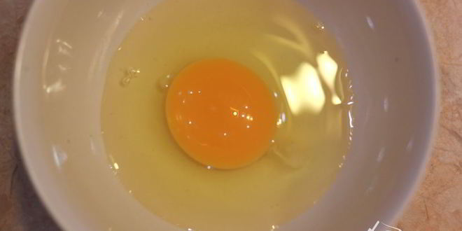 Рецепт брускетты с фасолью, рикоттой, шпинатом и яйцом-пашот