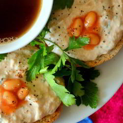 Рецепт Брускетты с горбушей и фасолью