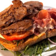 Рецепт Брускетты с говядиной и пармской ветчиной