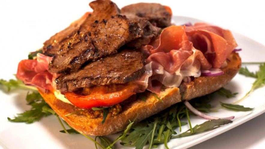 Рецепт брускетты с говядиной и пармской ветчиной