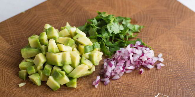 Рецепт брускетты с гуакамоле и креветками