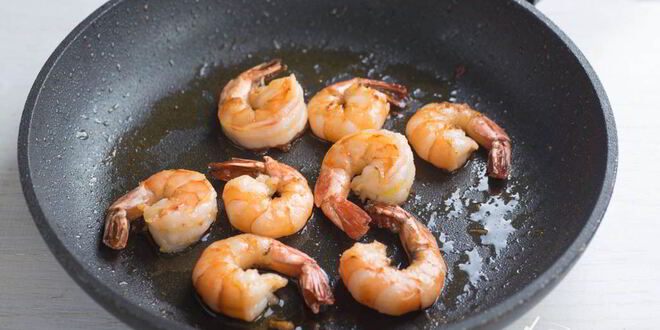 Рецепт брускетты с гуакамоле и креветками