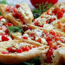 Рецепт Брускетты с колбасой, помидорами и сыром фета
