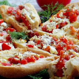 Рецепт Брускетты с колбасой, помидорами и сыром фета