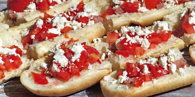 Рецепт брускетты с колбасой, помидорами и сыром фета