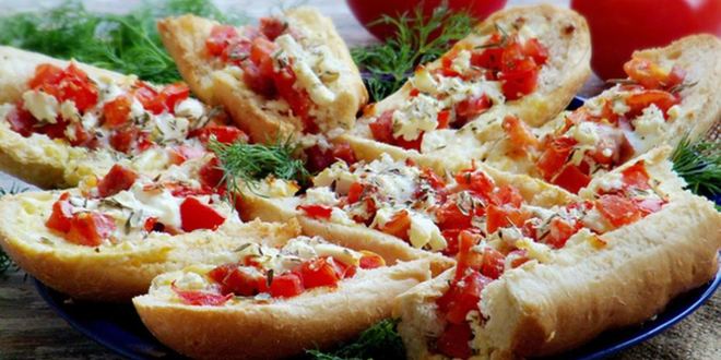 Рецепт брускетты с колбасой, помидорами и сыром фета