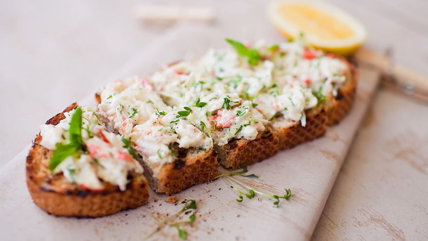 Рецепт брускетты с крабом