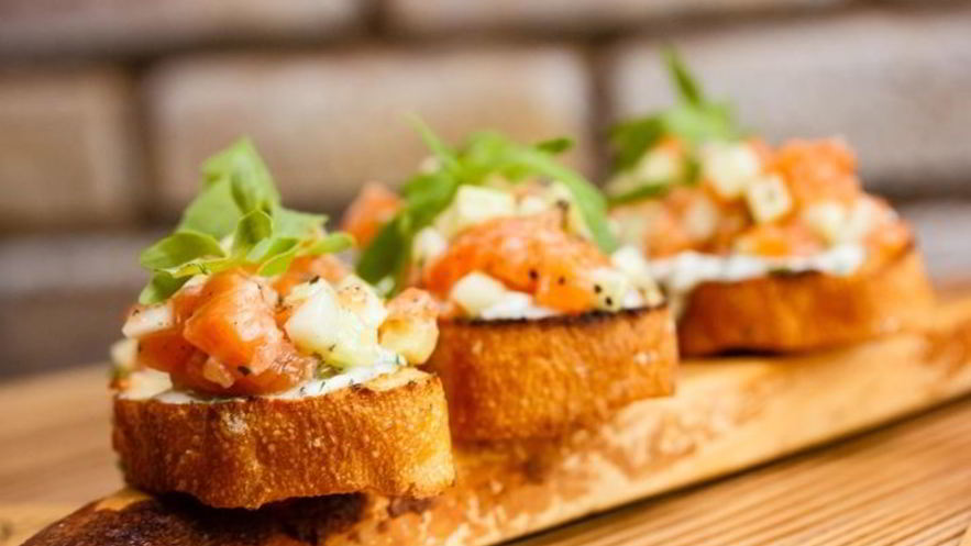 Рецепт брускетты с лососем и сливочным сыром