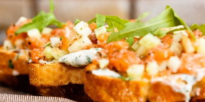Рецепт брускетты с лососем и сливочным сыром