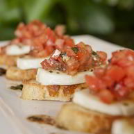 Рецепт Брускетты с моцареллой