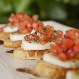 Рецепт Брускетты с моцареллой
