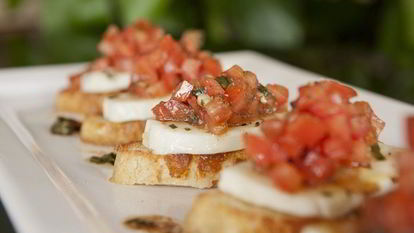 Рецепт Брускетты с моцареллой