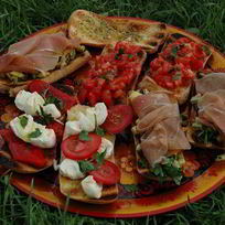 Брускетта с овощами и пармской ветчиной