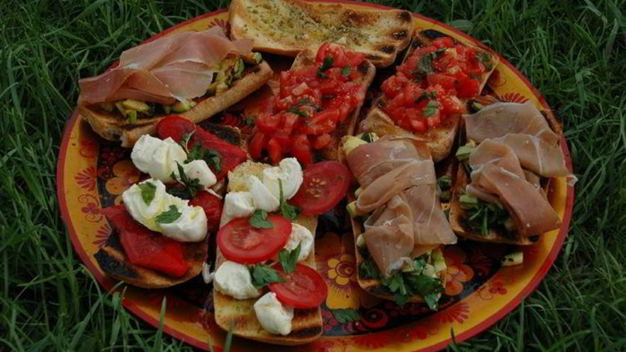 Рецепт брускетты с овощами и пармской ветчиной