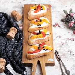 Рецепт Брускетты с печеным перцем и сыром