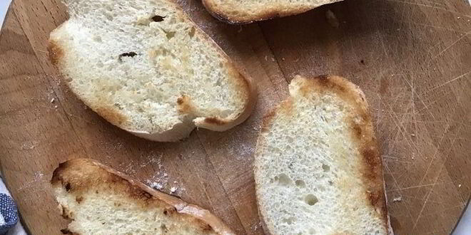 Рецепт брускетты с печеным перцем и сыром