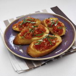 Рецепт Брускетты с помидорами и базиликом