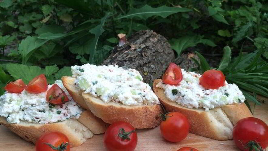 Рецепт брускетты с рикоттой и паприкой