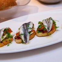 Брускетта с сельдью