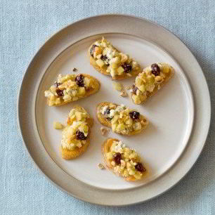 Рецепт Брускетты с сырами, сушеной вишней и орехами