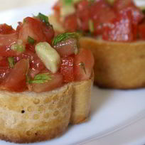Брускетта с томатами и авокадо