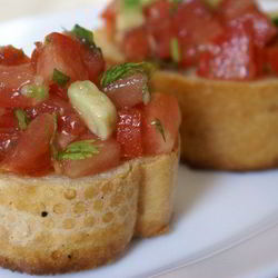 Рецепт Брускетты с томатами и авокадо