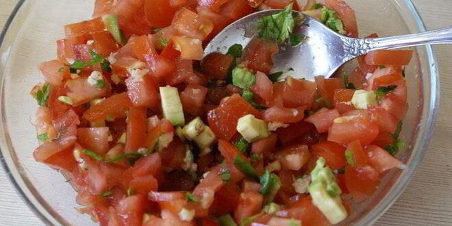 Рецепт брускетты с томатами и авокадо