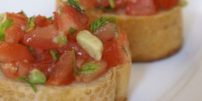 Рецепт брускетты с томатами и авокадо