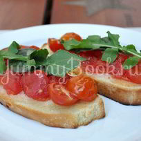 Брускетта с томатами и базиликом