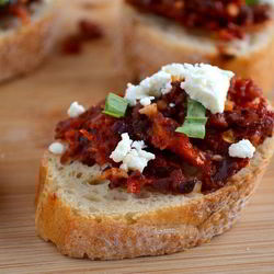 Рецепт Брускетты с вялеными помидорами