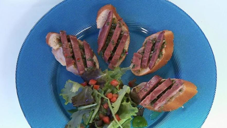 Рецепт брускетты с языком и острым соусом