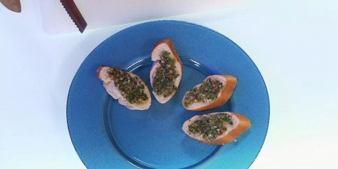 Рецепт брускетты с языком и острым соусом