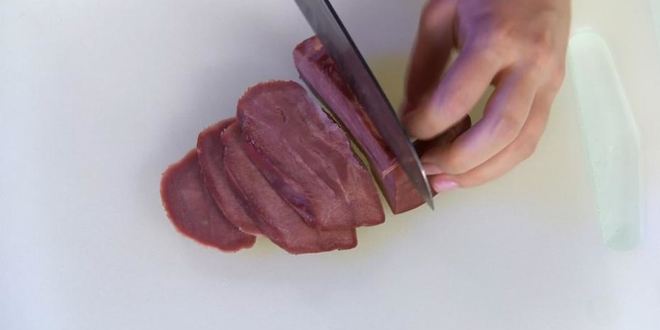 Рецепт брускетты с языком и острым соусом