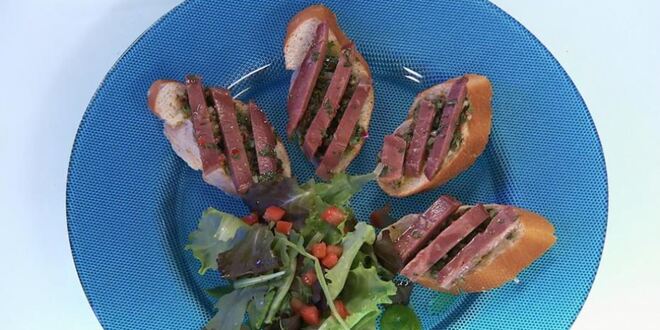 Рецепт брускетты с языком и острым соусом