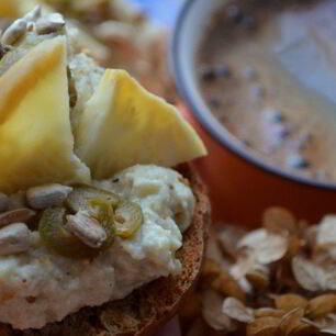 Рецепт Брускетты с запеченным корнем сельдерея и оливками