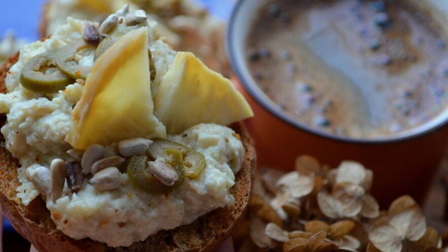 Рецепт брускетты с запеченным корнем сельдерея и оливками