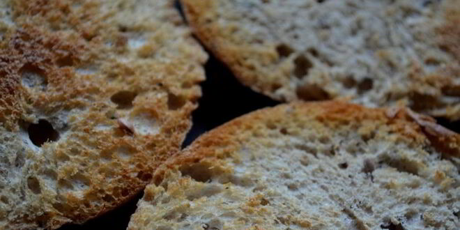 Рецепт брускетты с запеченным корнем сельдерея и оливками