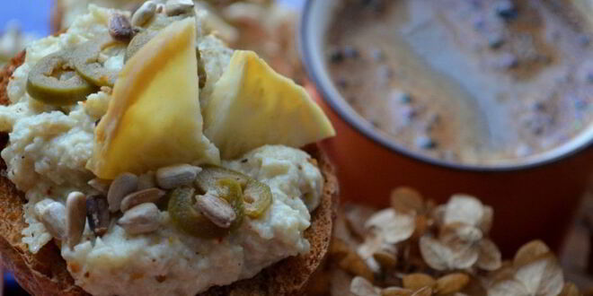 Рецепт брускетты с запеченным корнем сельдерея и оливками