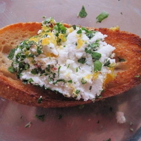 Рецепт Брускетты с зеленью и козьим сыром