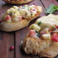 Рецепт Брускетты, запеченной с тунцом и овощами