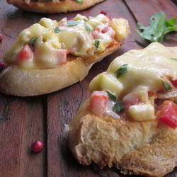 Рецепт Брускетты, запеченной с тунцом и овощами