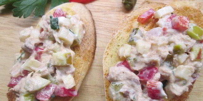 Рецепт брускетты, запеченной с тунцом и овощами