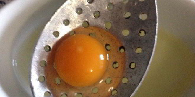 Рецепт брускетт с бастурмой и яйцом пашот из перепелиного яйца