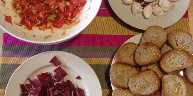 Рецепт брускетт с бастурмой и яйцом пашот из перепелиного яйца