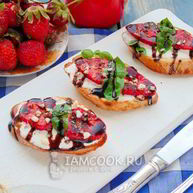 Рецепт Брускетт с клубникой и базиликом