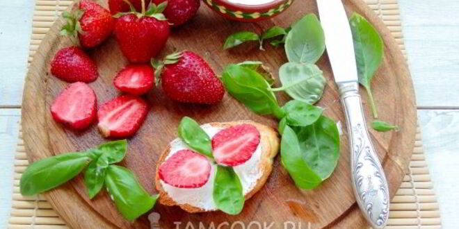 Рецепт брускетт с клубникой и базиликом