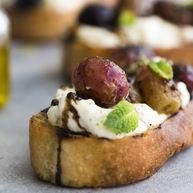 Рецепт Брускетт с печеным виноградом, сыром и бальзамиком
